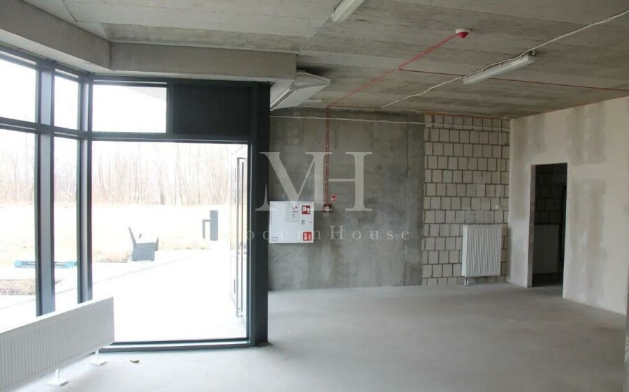 Warszawa, Ostrobramska, Świetny 60m2 Lokal Usługowy na Gocławiu z wysokimi Sufitamii i Witryną.