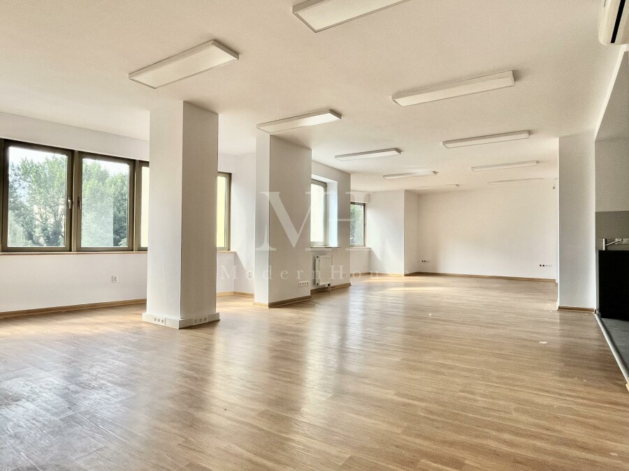 Warszawa, Lokal Usługowy / Mieszkalny w Sercu Warszawy