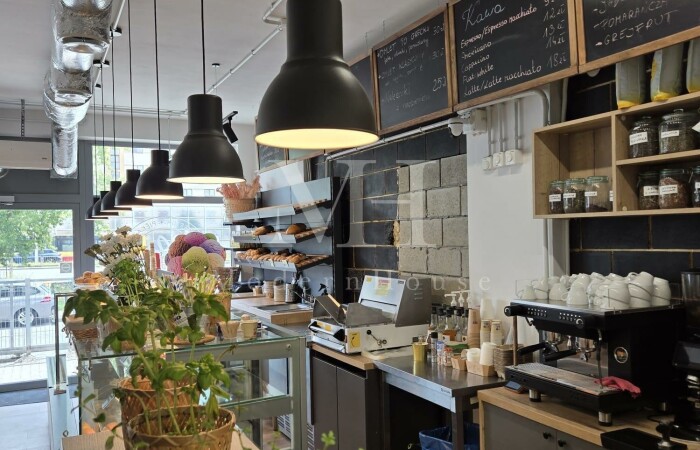 mazowieckie, Warszawa, Dużo miejsc postojowych oraz zapewniony ruch pieszy.