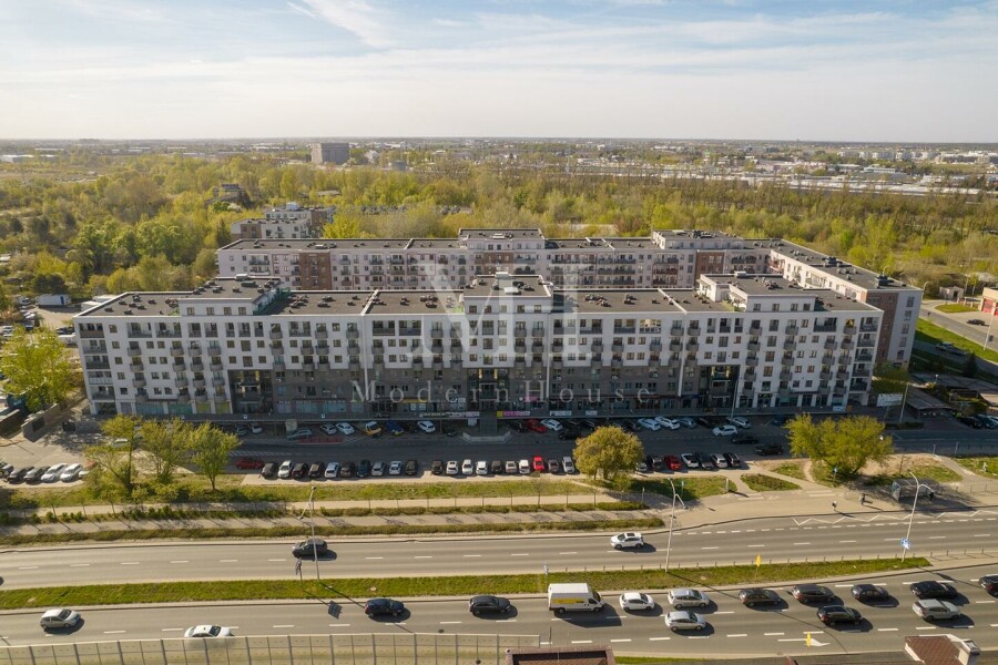 Warszawa, Warszawa, Warszawa, al. 4 Czerwca 1989 r., Dużo miejsc postojowych oraz zapewniony ruch pieszy.