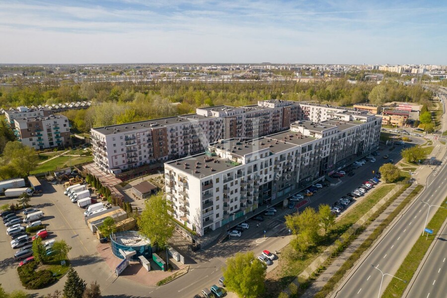 Warszawa, Warszawa, Warszawa, al. 4 Czerwca 1989 r., Dużo miejsc postojowych oraz zapewniony ruch pieszy.