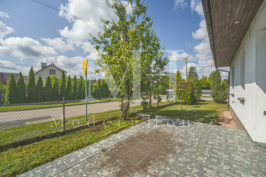 hajnowski, Hajnówka, Hajnówka, Targowa, Dom murowany z 2000r na obrzeżach