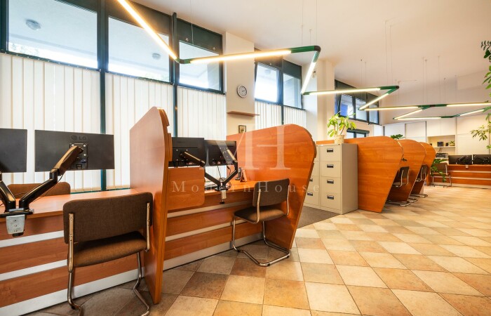 mazowieckie, Warszawa, Gotowy lokal usługowy | Duże witryny | 4 m wysokości | Wąwozowa 32